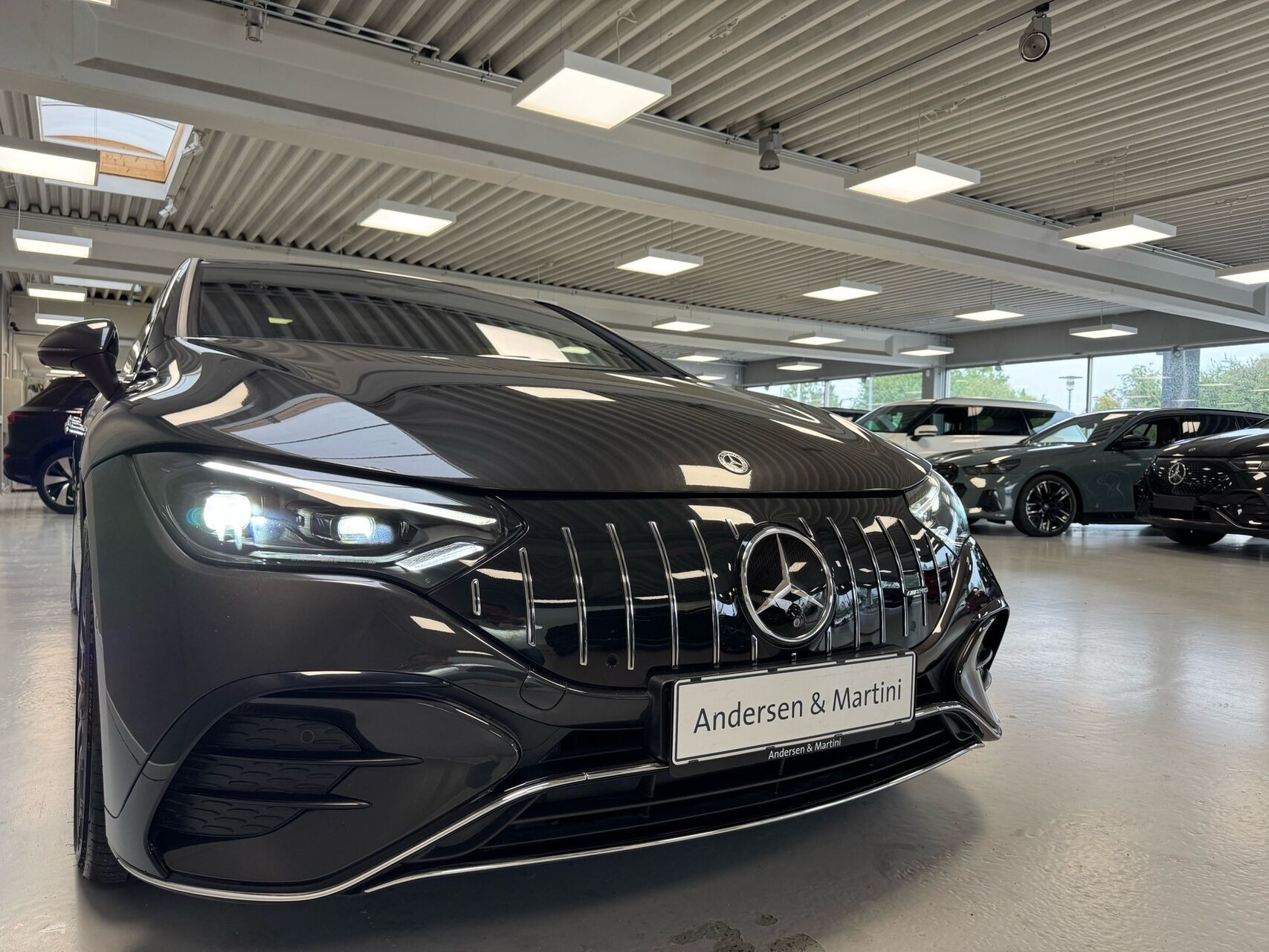 Grå Mercedes EQE 43 AMG fra 2025