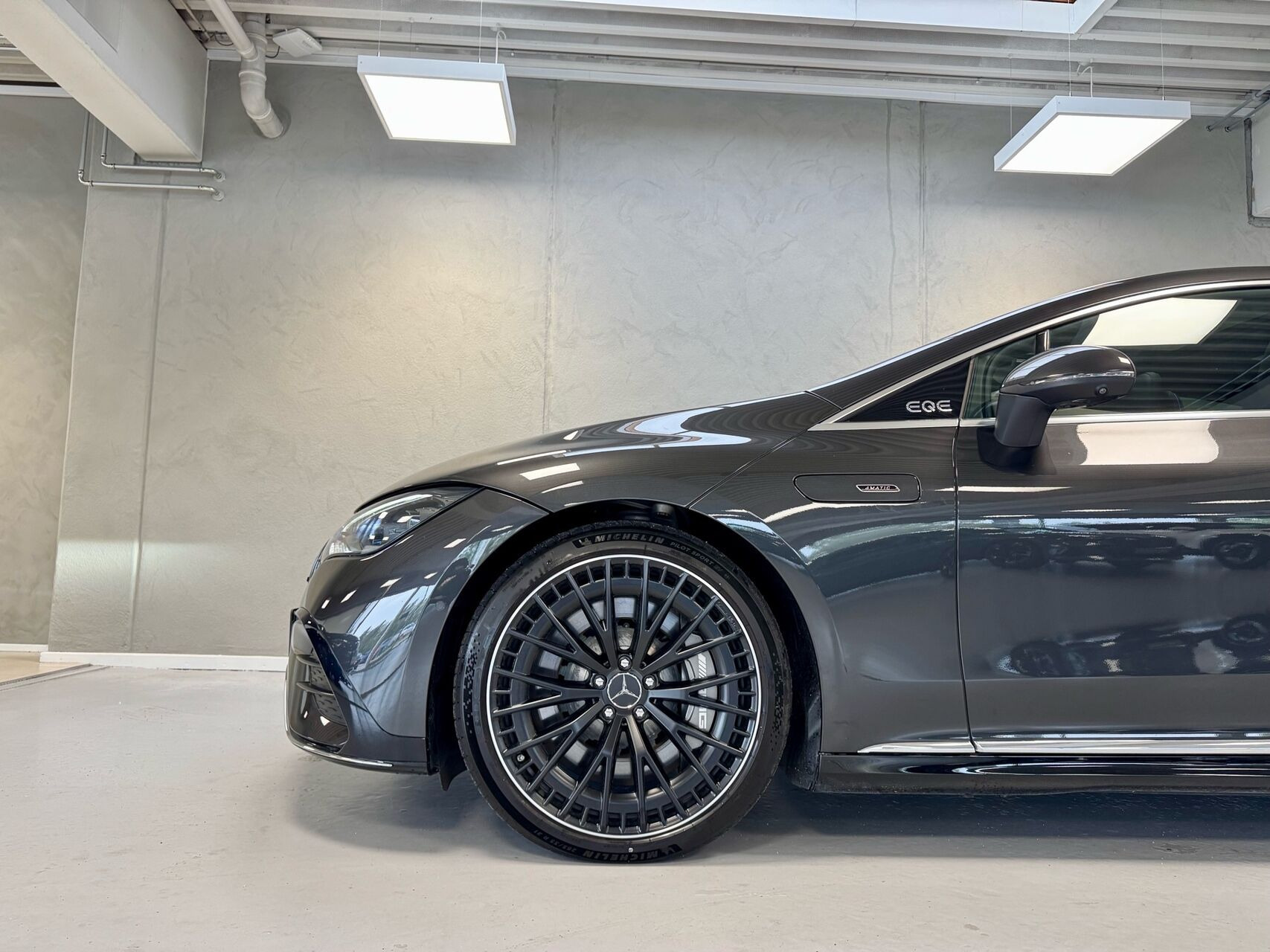 Grå Mercedes EQE 43 AMG fra 2025