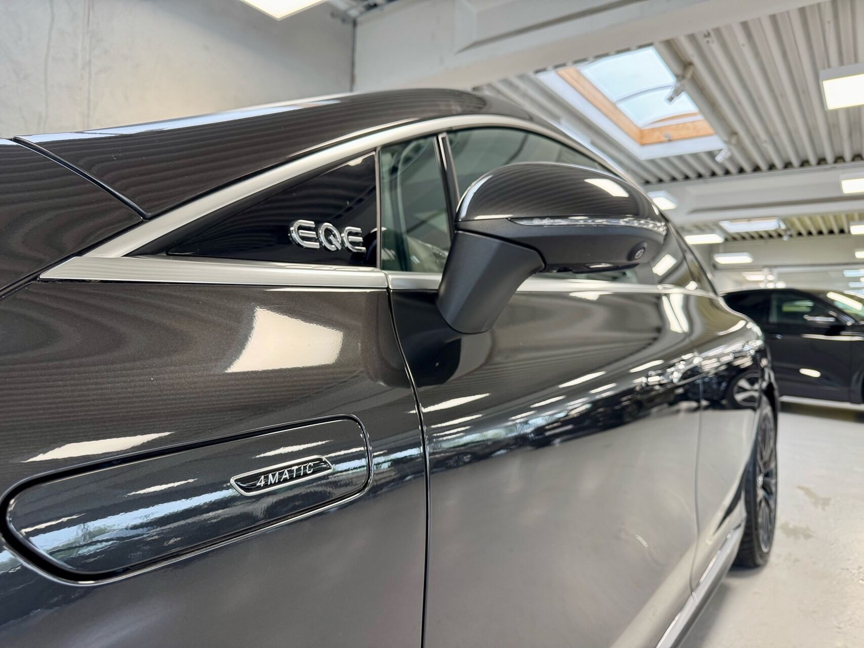 Grå Mercedes EQE 43 AMG fra 2025