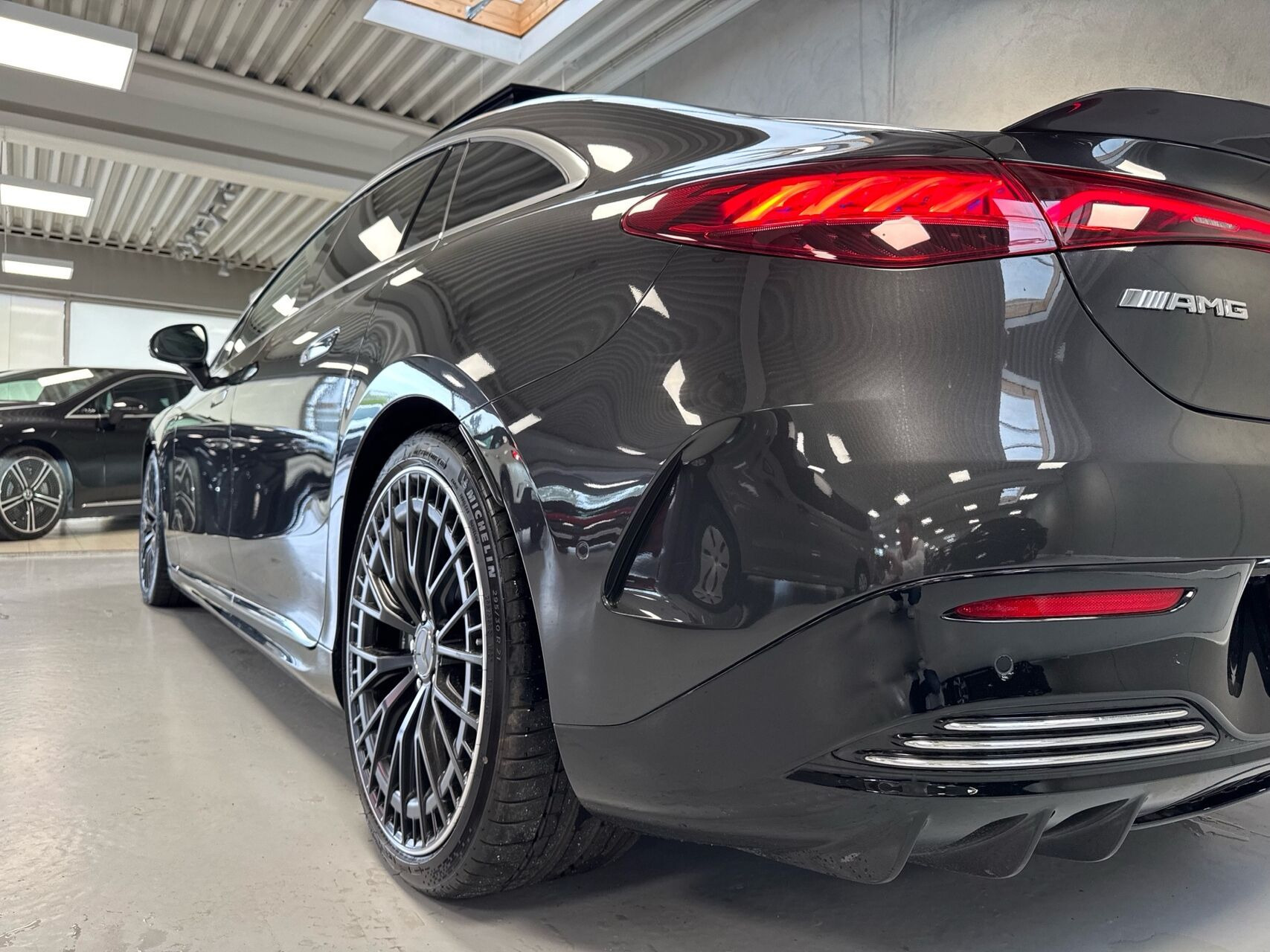 Grå Mercedes EQE 43 AMG fra 2025