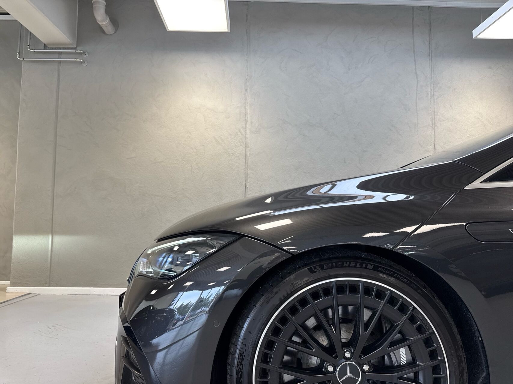 Grå Mercedes EQE 43 AMG fra 2025