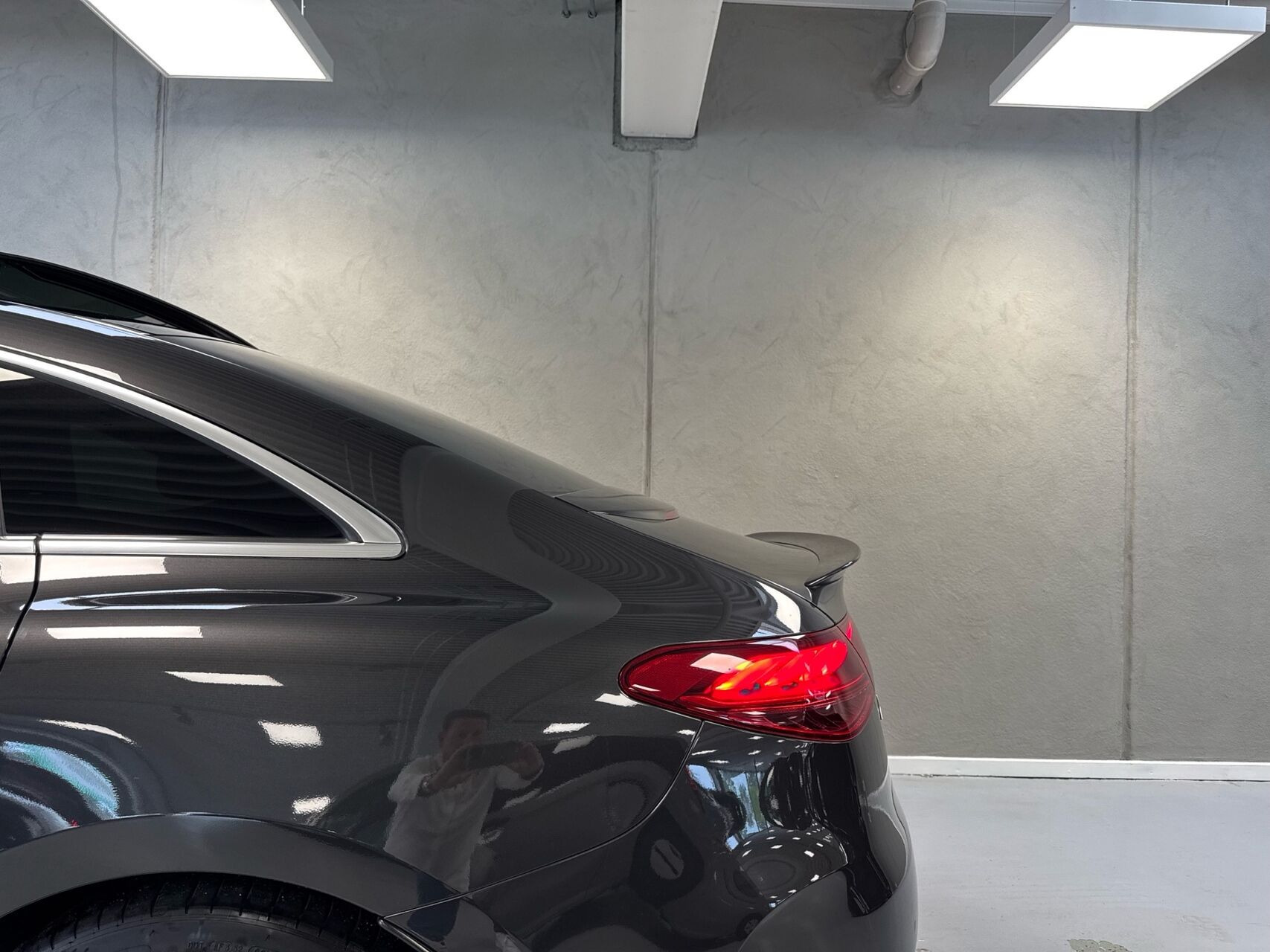 Grå Mercedes EQE 43 AMG fra 2025