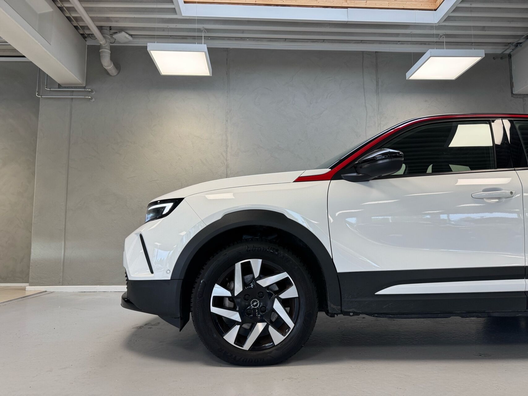 Hvid Opel Mokka-e fra 2023