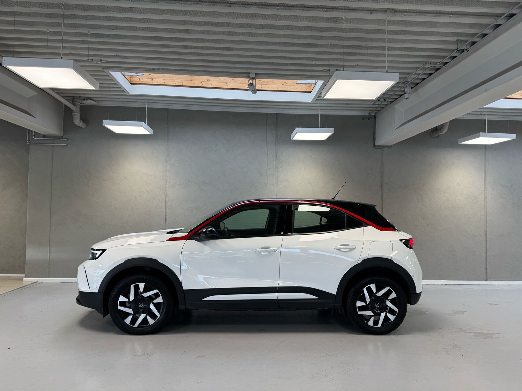 Hvid Opel Mokka-e fra 2023