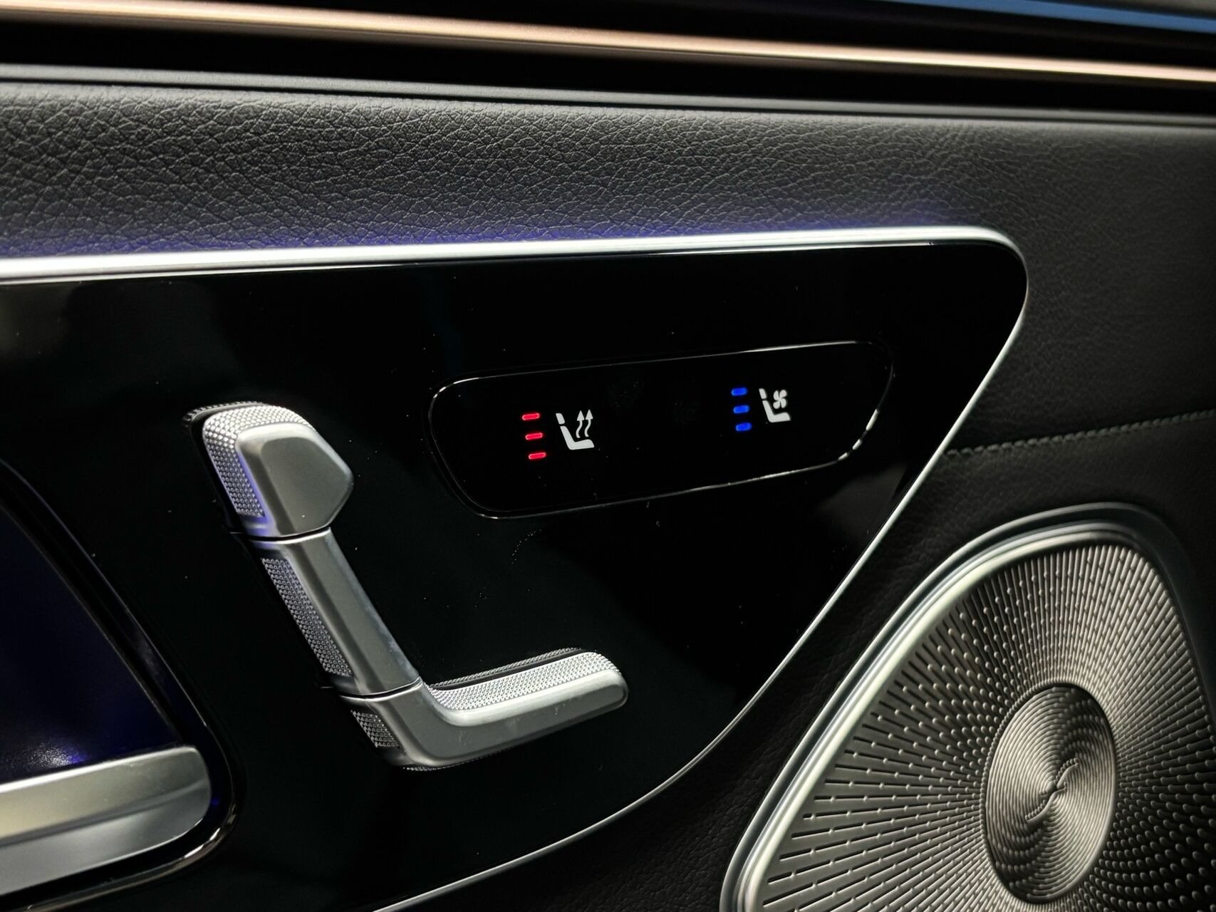 Grå Mercedes EQS450+ fra 2025