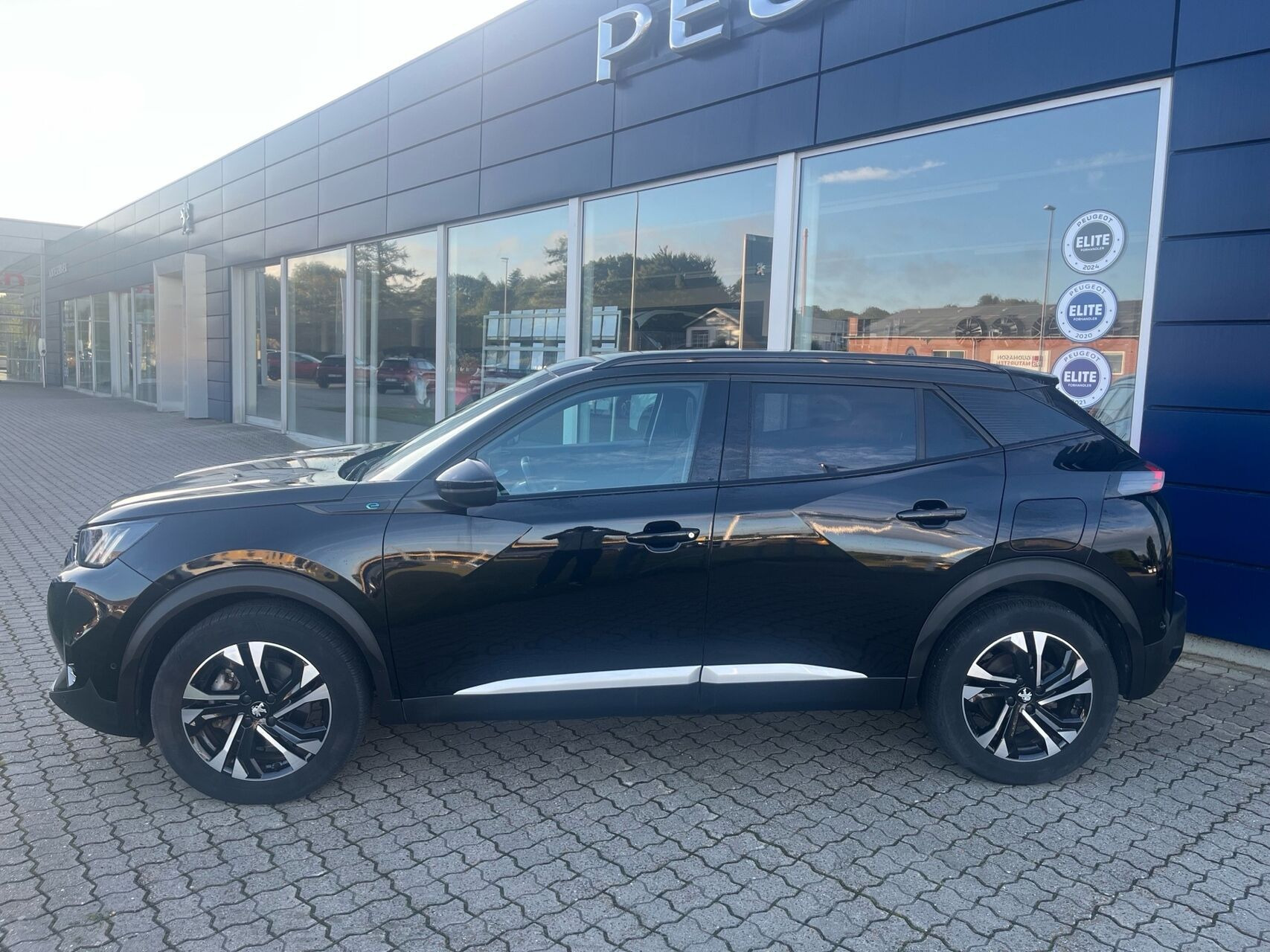 Sort Peugeot e-2008 fra 2022