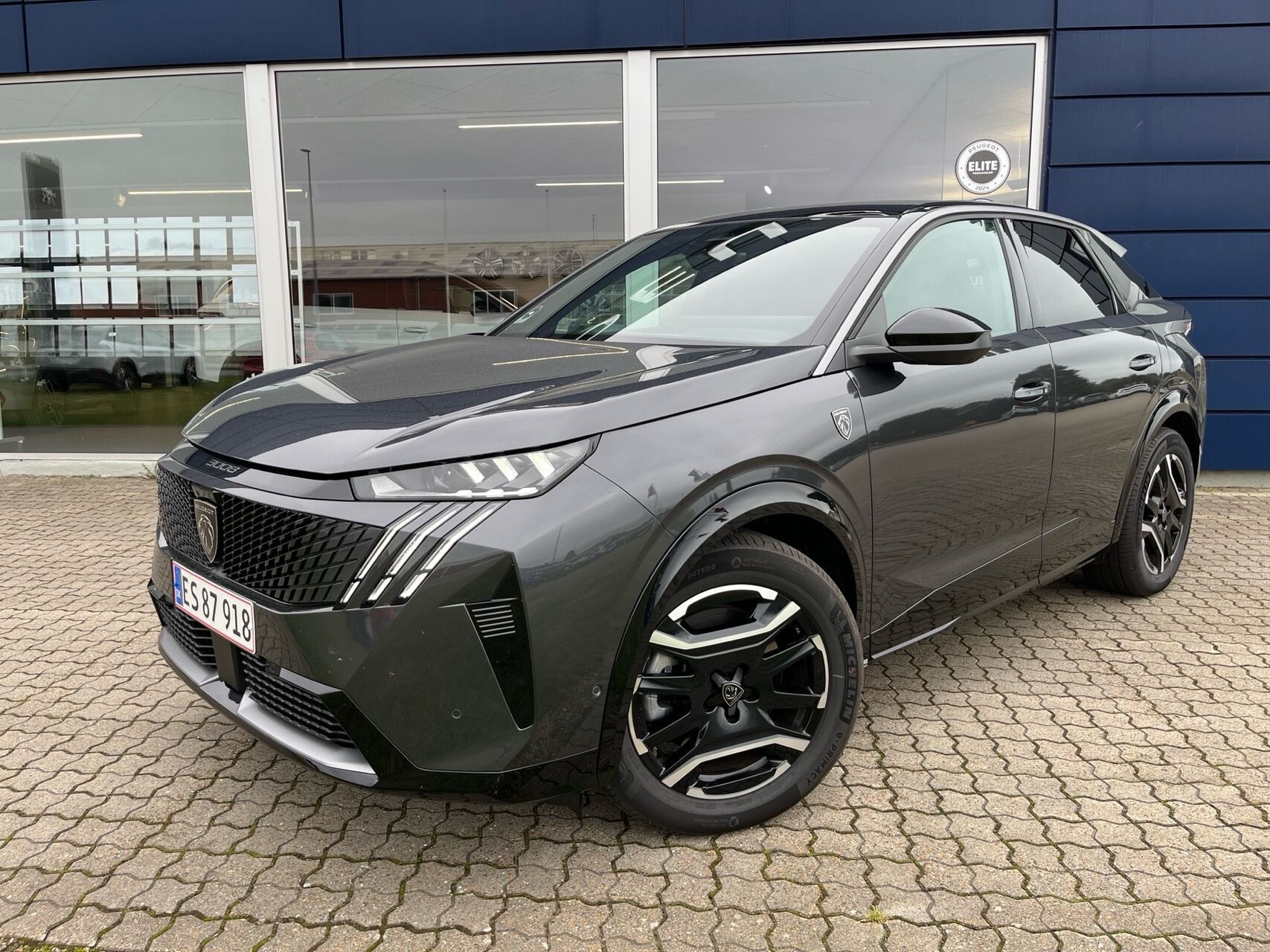Grå Peugeot e-3008 fra 2026