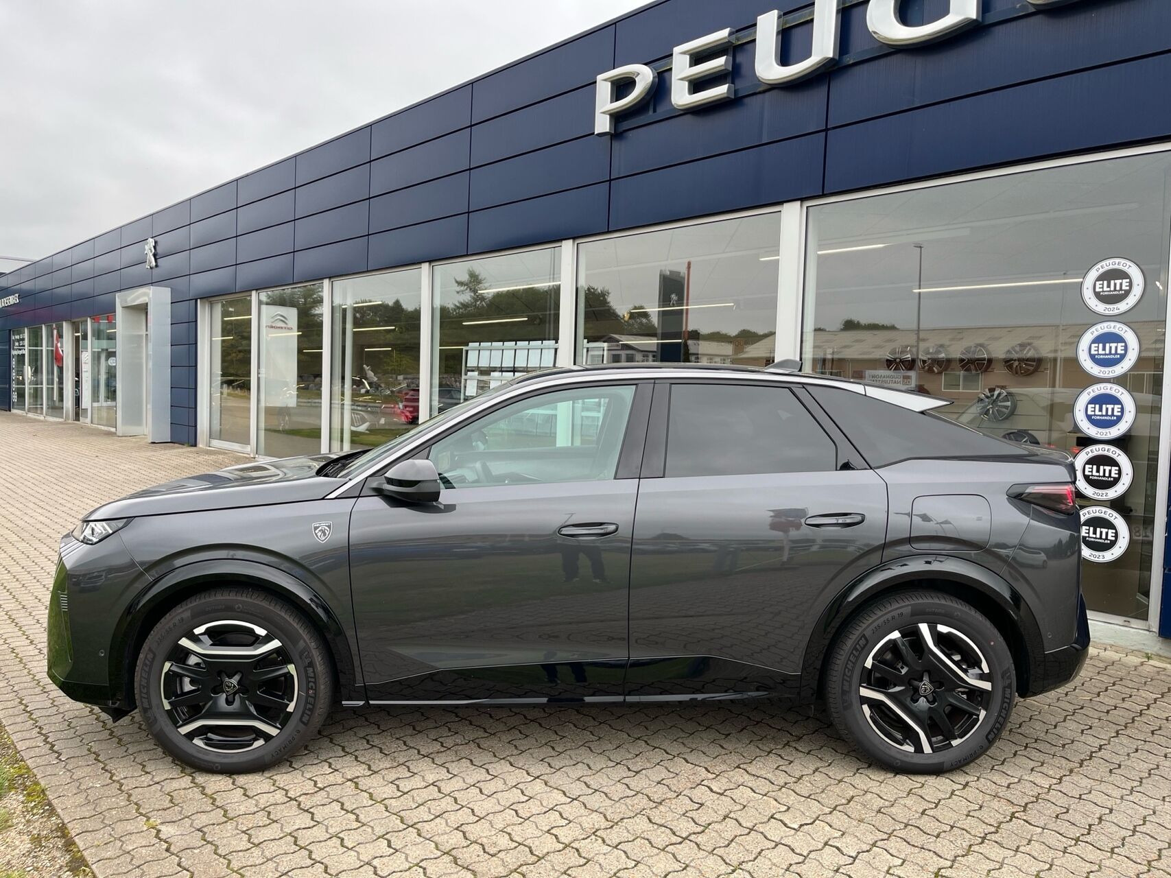 Grå Peugeot e-3008 fra 2026