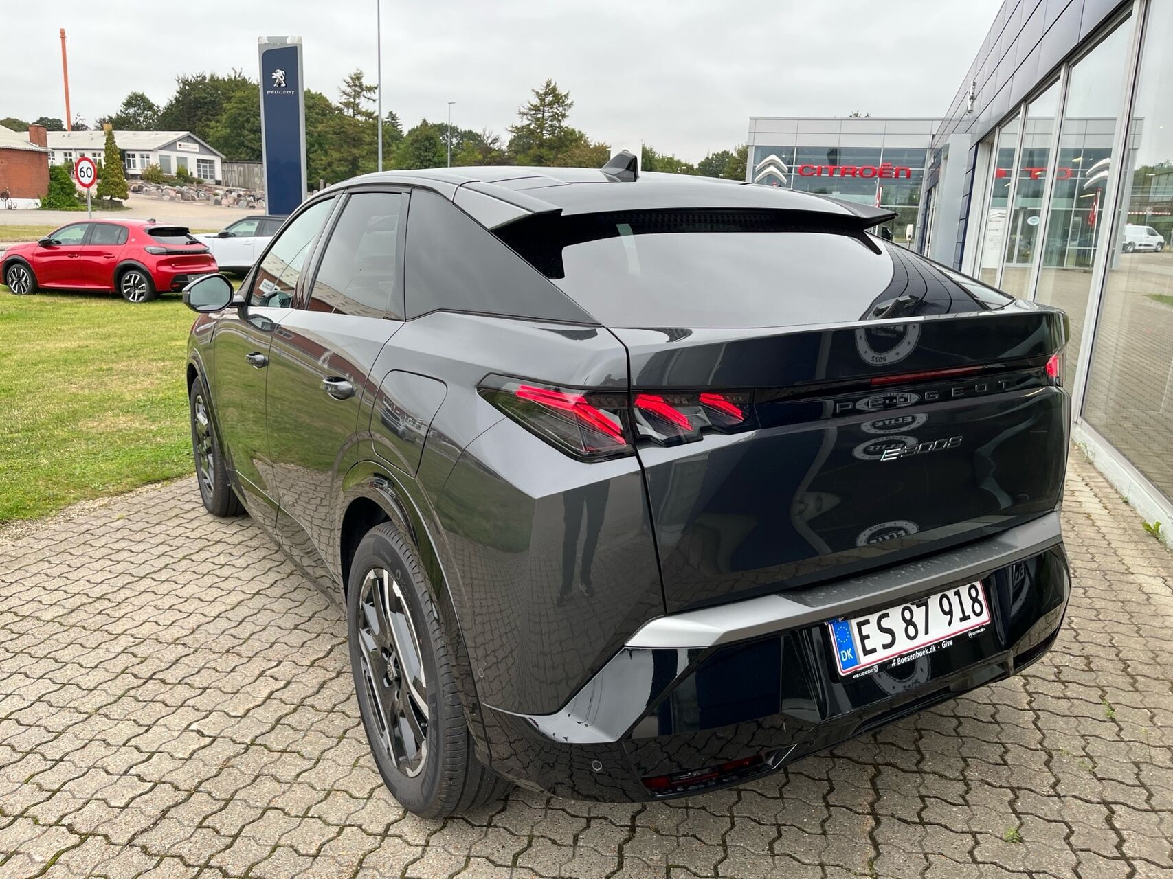 Grå Peugeot e-3008 fra 2026