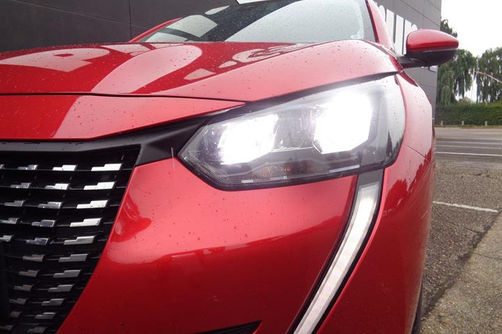 Rød Peugeot 208 fra 2021