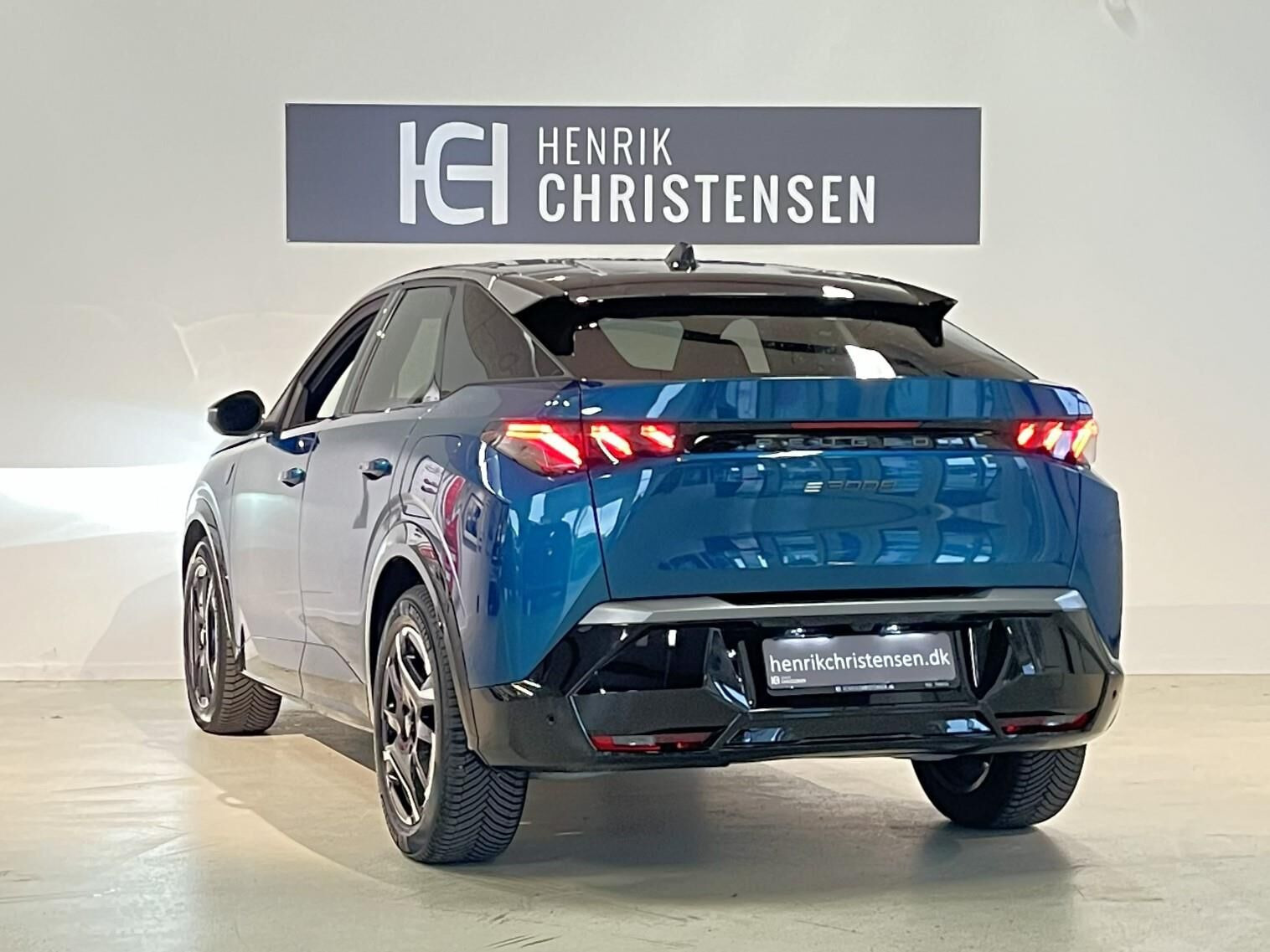 Blå Peugeot e-3008 fra 2024