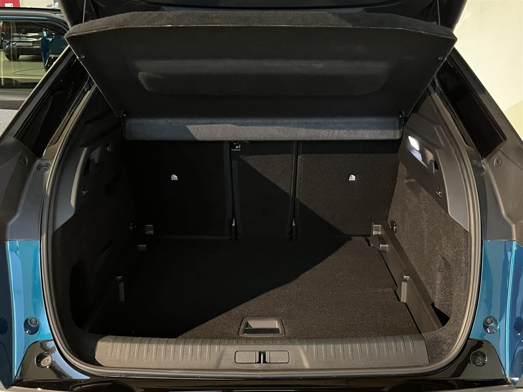 Blå Peugeot e-3008 fra 2024