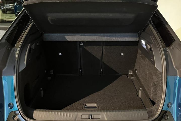 Blå Peugeot e-3008 fra 2024