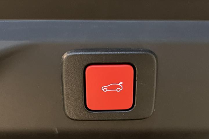 Blå Peugeot e-3008 fra 2024