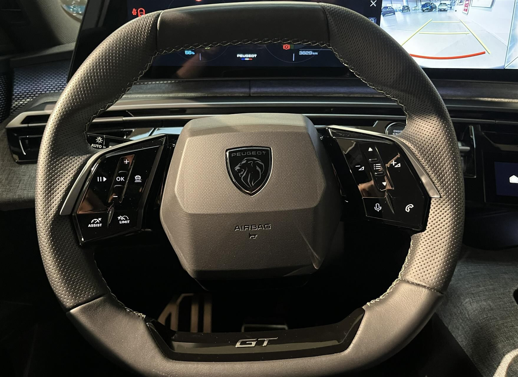 Blå Peugeot e-3008 fra 2024