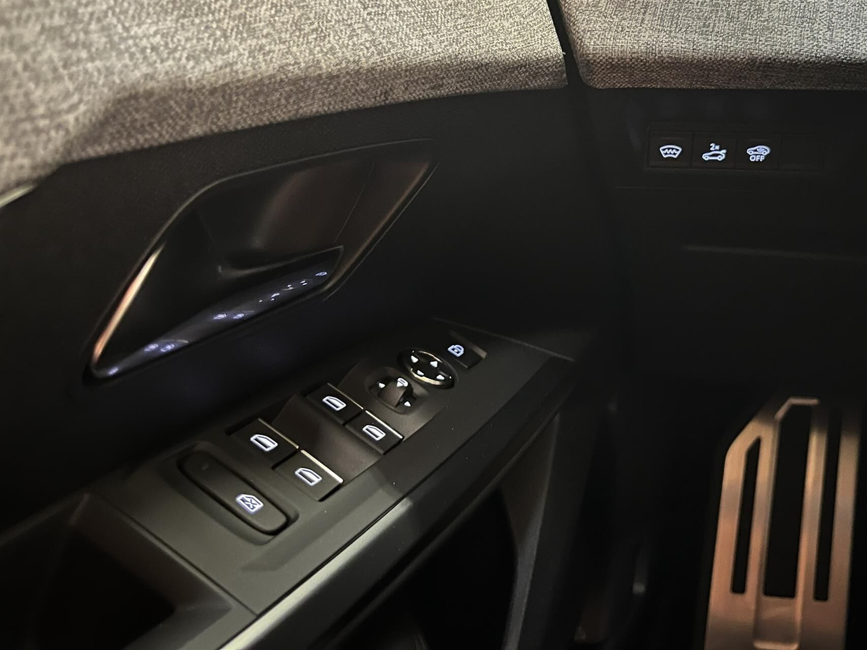Blå Peugeot e-3008 fra 2024