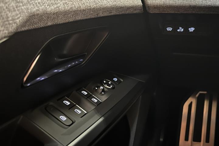 Blå Peugeot e-3008 fra 2024