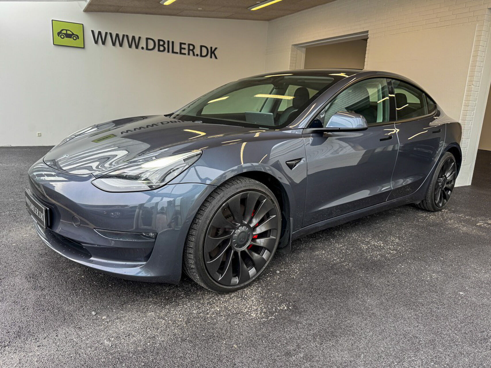 Grå Tesla Model 3 fra 2021 set udefra