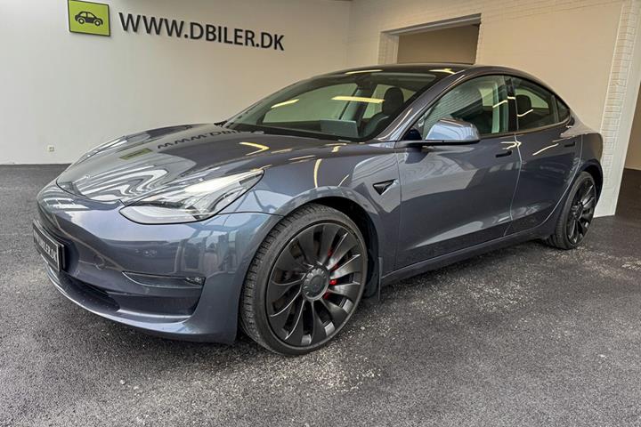 Grå Tesla Model 3 fra 2021 set udefra