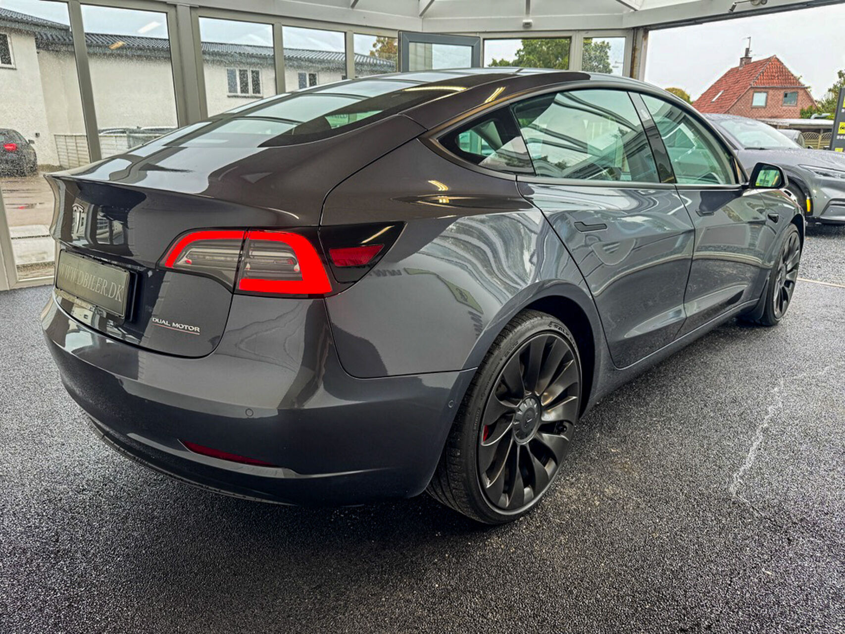 Grå Tesla Model 3 fra 2021