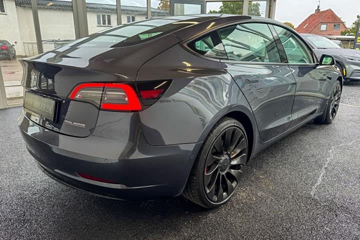 Grå Tesla Model 3 fra 2021