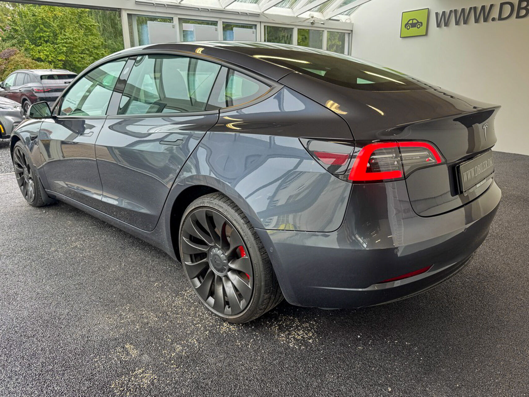 Grå Tesla Model 3 fra 2021