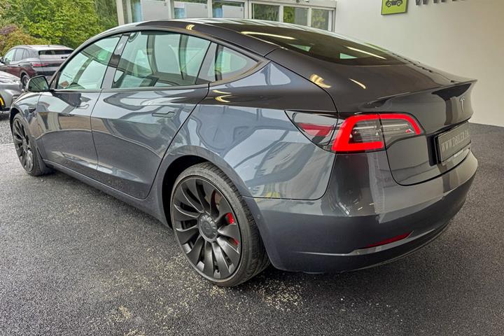 Grå Tesla Model 3 fra 2021