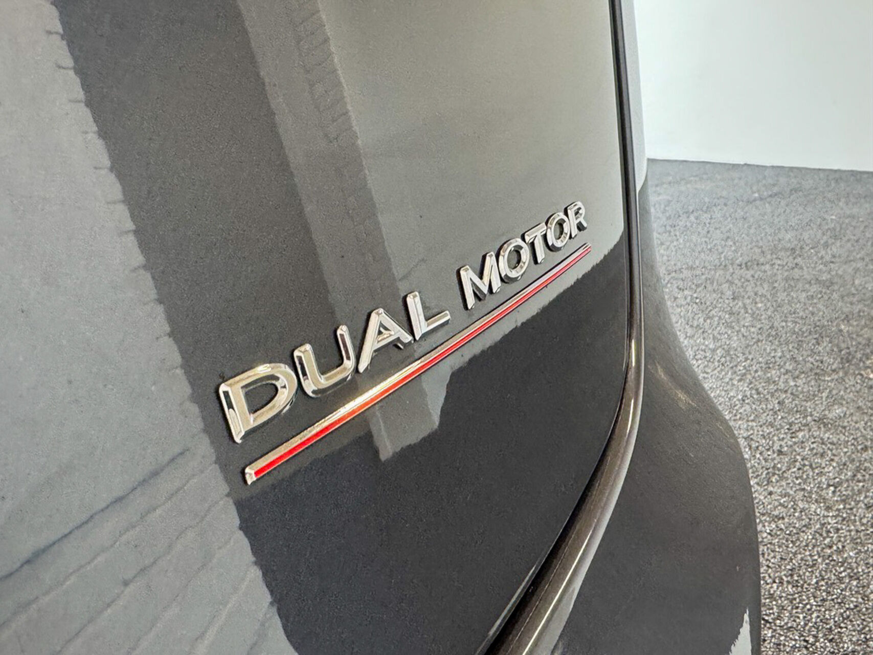 Grå Tesla Model 3 fra 2021