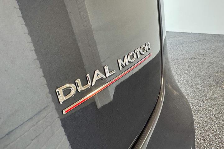 Grå Tesla Model 3 fra 2021