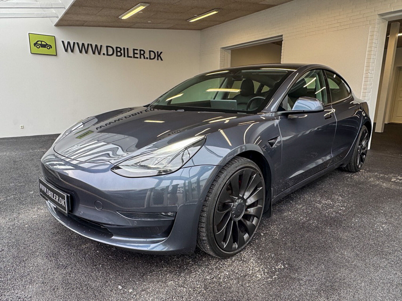 Grå Tesla Model 3 fra 2021
