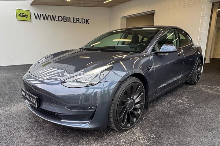 Grå Tesla Model 3 fra 2021