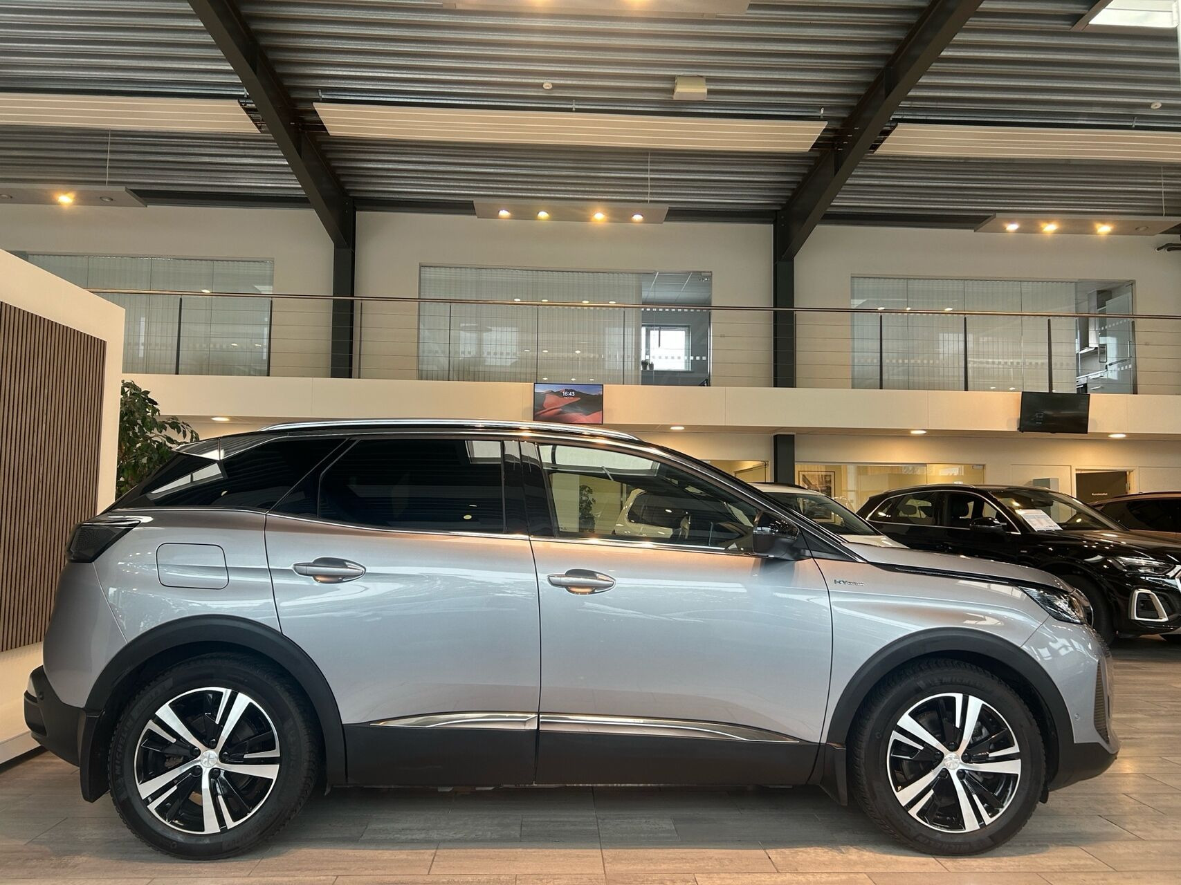 Grå Peugeot 3008 fra 2021