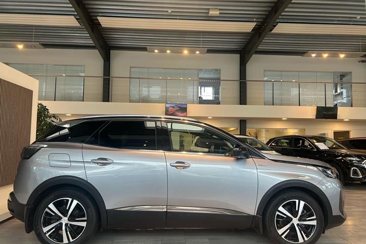 Grå Peugeot 3008 fra 2021