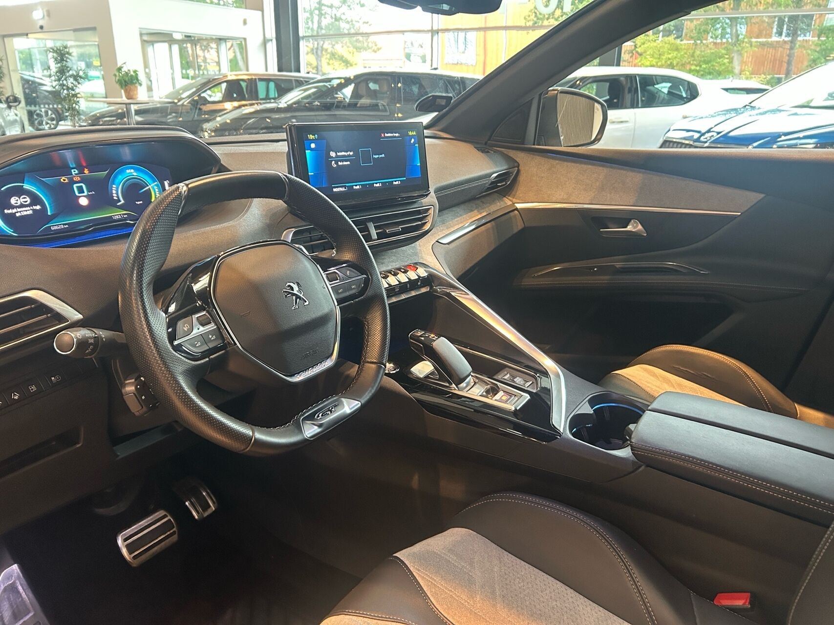 Grå Peugeot 3008 fra 2021