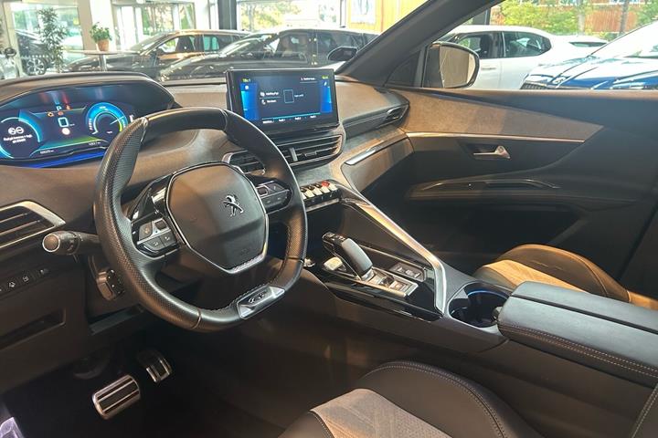 Grå Peugeot 3008 fra 2021