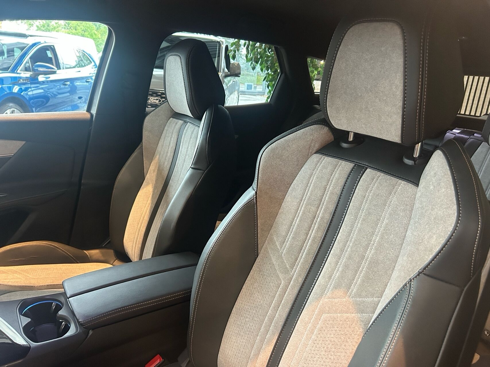 Grå Peugeot 3008 fra 2021