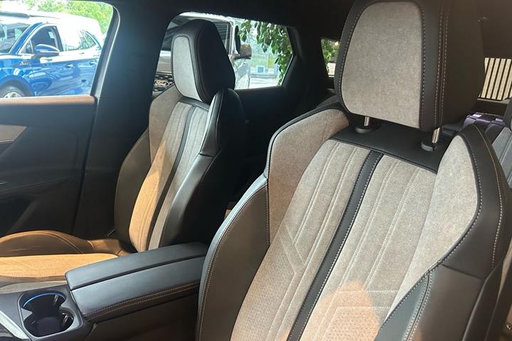 Grå Peugeot 3008 fra 2021