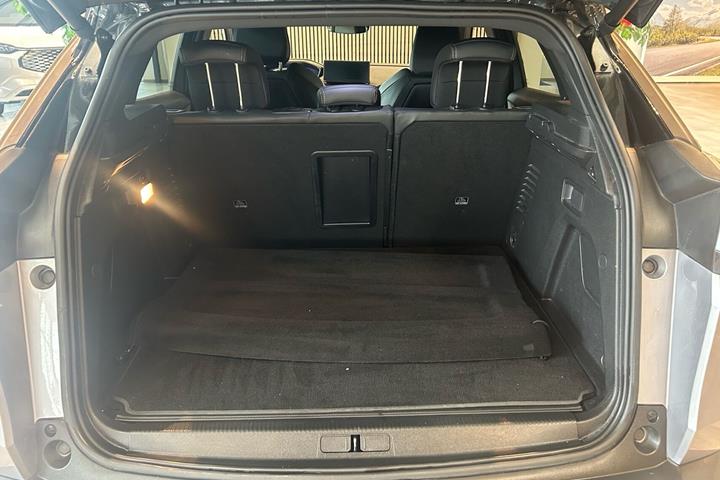 Grå Peugeot 3008 fra 2021