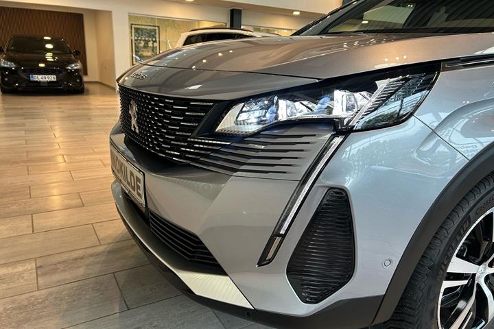 Grå Peugeot 3008 fra 2021