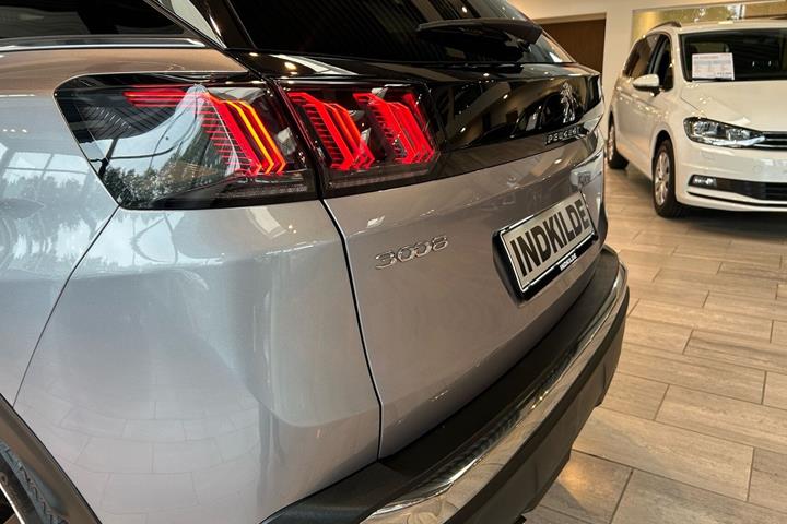 Grå Peugeot 3008 fra 2021