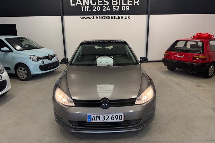 Grå VW Golf VII fra 2014
