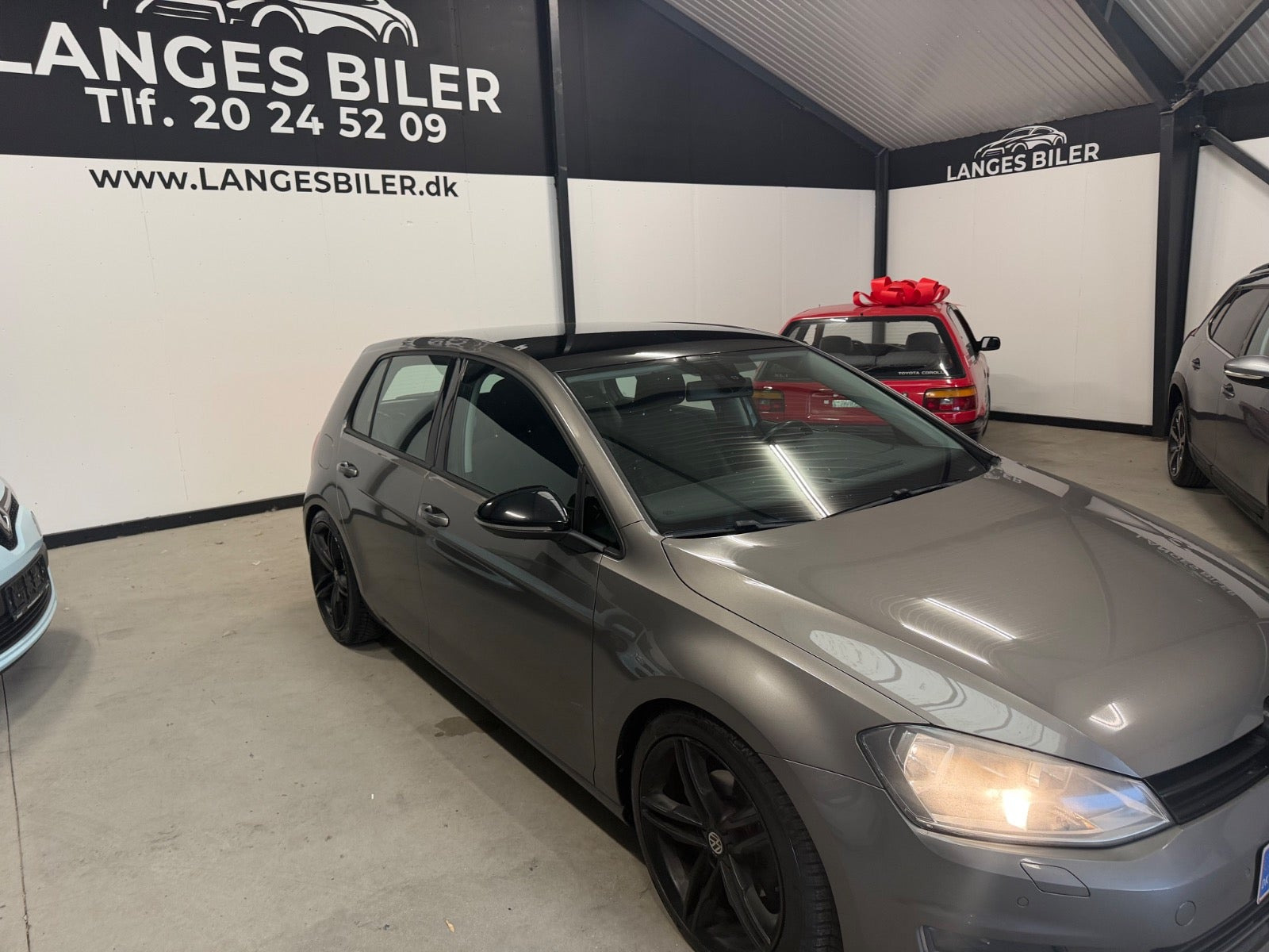Grå VW Golf VII fra 2014
