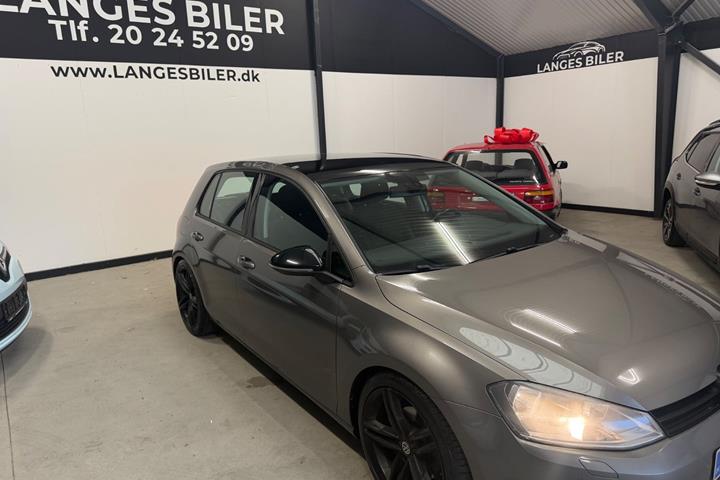 Grå VW Golf VII fra 2014