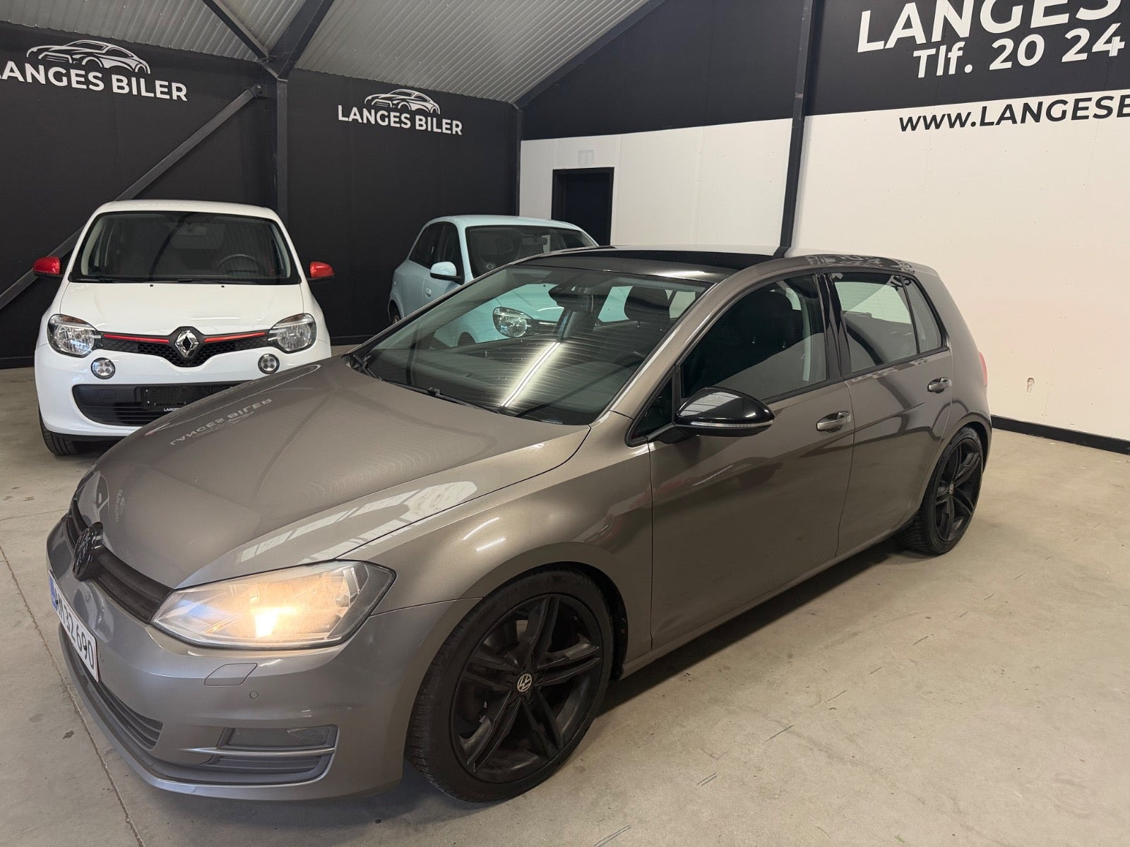 Grå VW Golf VII fra 2014