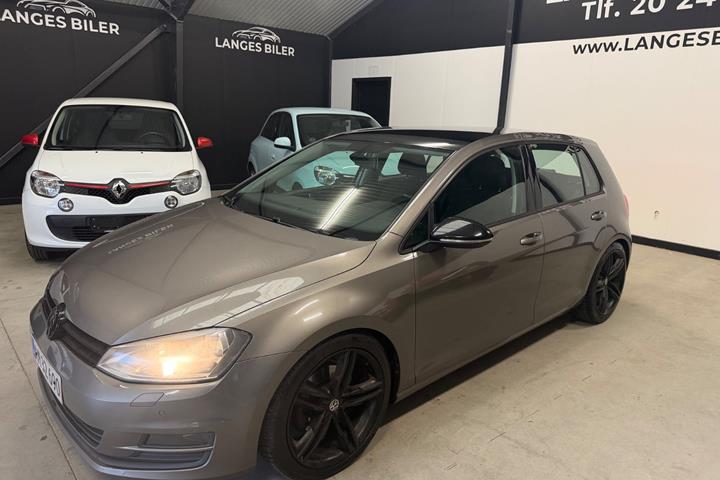 Grå VW Golf VII fra 2014