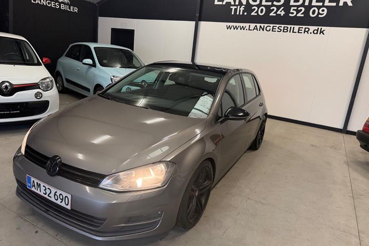 Grå VW Golf VII fra 2014