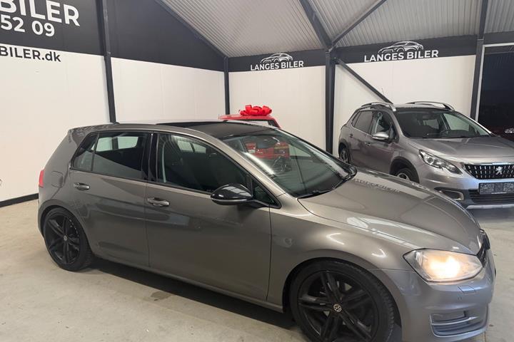 Grå VW Golf VII fra 2014