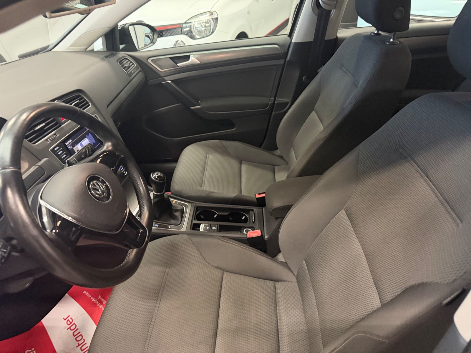 Grå VW Golf VII fra 2014