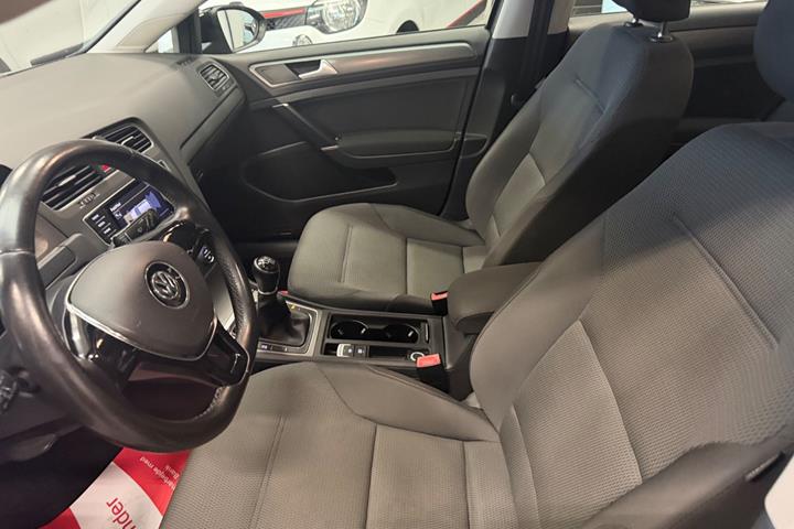 Grå VW Golf VII fra 2014