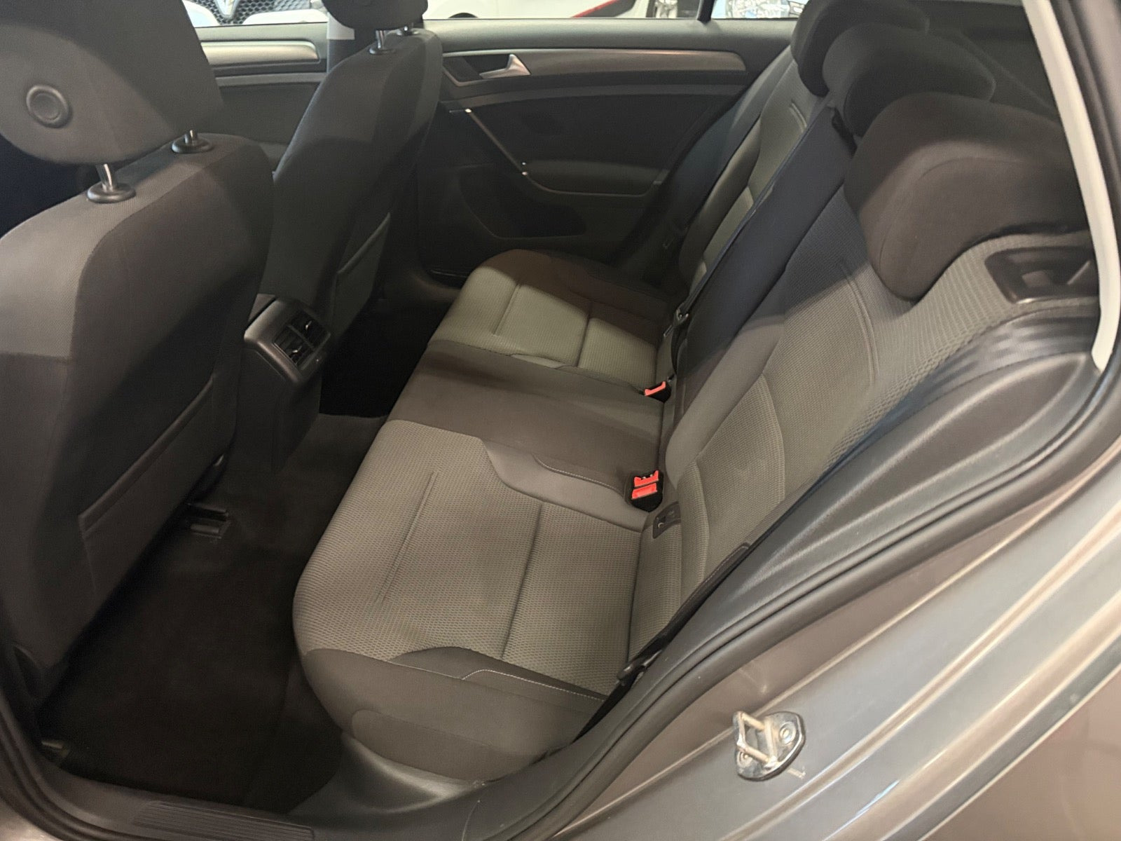 Grå VW Golf VII fra 2014